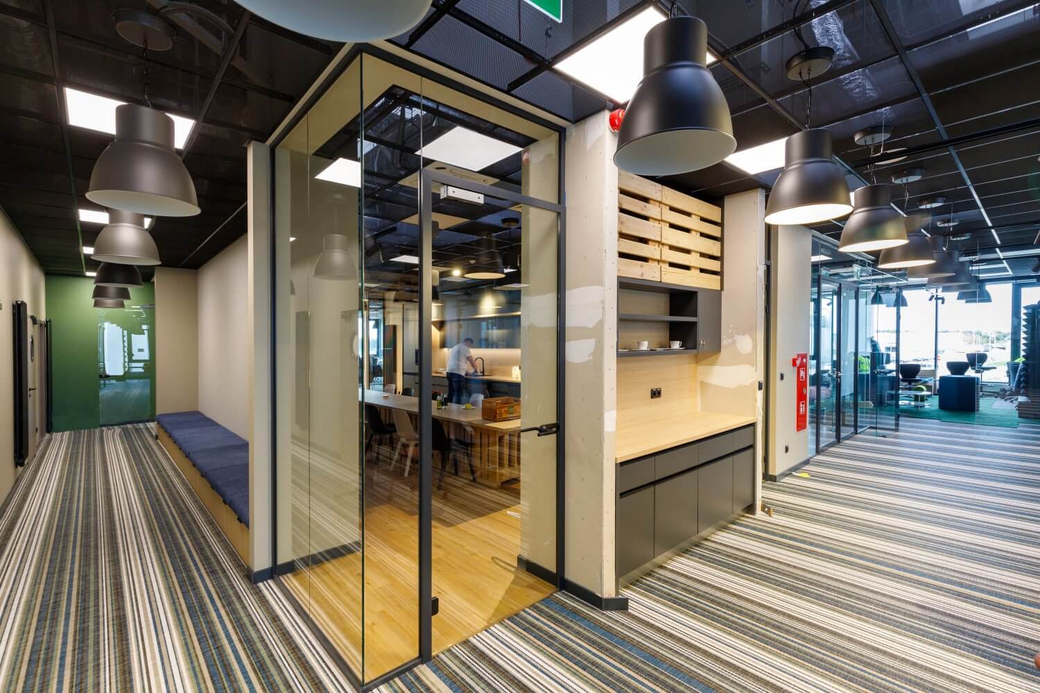 Kolorowe wnętrza części biurowo-socjalnej | Panattoni Park Łódź West II