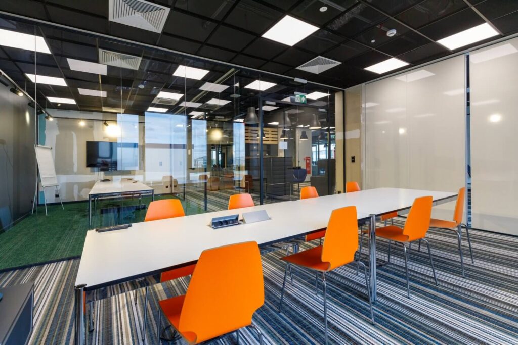 Kolorowe wnętrza części biurowo-socjalnej | Panattoni Park Łódź West II