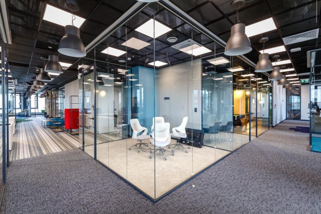 Kolorowe wnętrza części biurowo-socjalnej | Panattoni Park Łódź West II