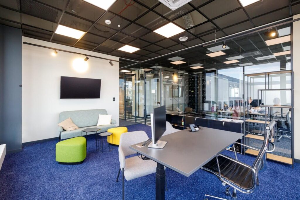 Kolorowe wnętrza części biurowo-socjalnej | Panattoni Park Łódź West II
