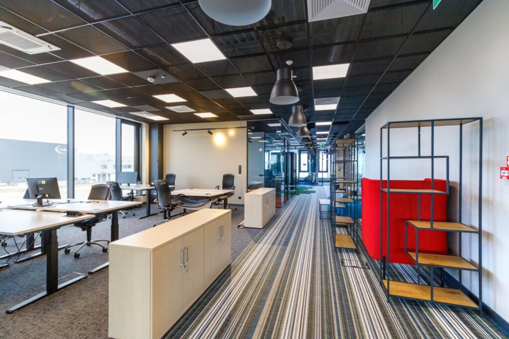 Kolorowe wnętrza części biurowo-socjalnej | Panattoni Park Łódź West II