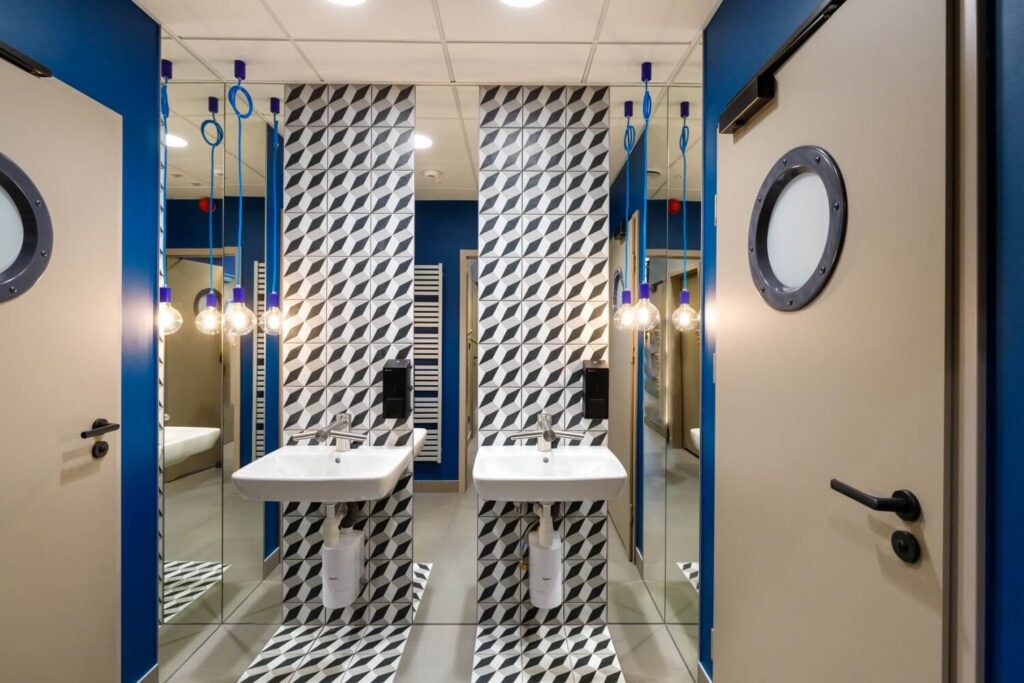 Kolorowe wnętrza części biurowo-socjalnej | Panattoni Park Łódź West II