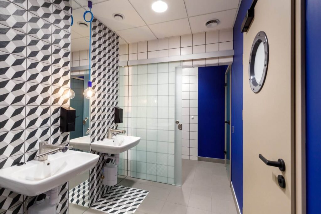 Kolorowe wnętrza części biurowo-socjalnej | Panattoni Park Łódź West II